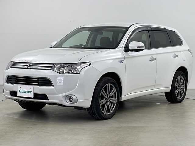 三菱 アウトランダー ＰＨＥＶ G プレミアムパッケージ 道央・札幌 2013(平25)年 3.3万km サラエボホワイト ・４ＷＤ/・純正ナビ＆ＴＶ＆ＢＴ＆ＤＶＤ＆ＣＤ/・ロックフォードサウンドシステム/・バックモニター/・寒冷地仕様/・ＦＣＭ/・ＬＤＷ/・横滑り防止装置/・レーダークルーズコントロール/・パドルシフト/・パワーバックドア/・レザーシート/・前席シートヒーター/・運転席パワーシート/・ＥＴＣ/・オートライト/・キセノンヘッドライト/・フォグランプ/・ドアミラーヒーター/・ドアミラーウィンカー/・２００Ｖ用充電ケーブル積込/・冬タイヤ社外１８インチアルミ付き積込