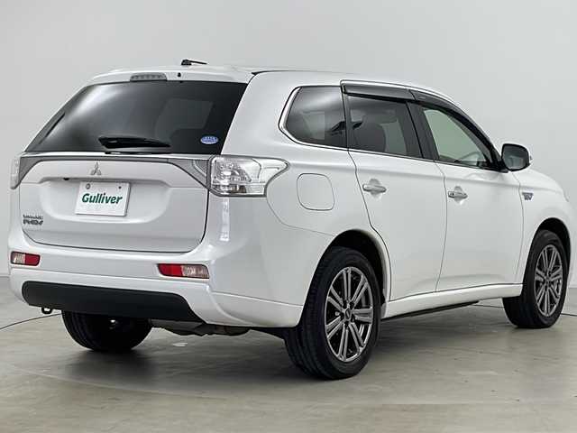 三菱 アウトランダー ＰＨＥＶ G プレミアムパッケージ 道央・札幌 2013(平25)年 3.3万km サラエボホワイト ・４ＷＤ/・純正ナビ＆ＴＶ＆ＢＴ＆ＤＶＤ＆ＣＤ/・ロックフォードサウンドシステム/・バックモニター/・寒冷地仕様/・ＦＣＭ/・ＬＤＷ/・横滑り防止装置/・レーダークルーズコントロール/・パドルシフト/・パワーバックドア/・レザーシート/・前席シートヒーター/・運転席パワーシート/・ＥＴＣ/・オートライト/・キセノンヘッドライト/・フォグランプ/・ドアミラーヒーター/・ドアミラーウィンカー/・２００Ｖ用充電ケーブル積込/・冬タイヤ社外１８インチアルミ付き積込