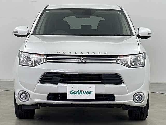 三菱 アウトランダー ＰＨＥＶ G プレミアムパッケージ 道央・札幌 2013(平25)年 3.3万km サラエボホワイト ・４ＷＤ/・純正ナビ＆ＴＶ＆ＢＴ＆ＤＶＤ＆ＣＤ/・ロックフォードサウンドシステム/・バックモニター/・寒冷地仕様/・ＦＣＭ/・ＬＤＷ/・横滑り防止装置/・レーダークルーズコントロール/・パドルシフト/・パワーバックドア/・レザーシート/・前席シートヒーター/・運転席パワーシート/・ＥＴＣ/・オートライト/・キセノンヘッドライト/・フォグランプ/・ドアミラーヒーター/・ドアミラーウィンカー/・２００Ｖ用充電ケーブル積込/・冬タイヤ社外１８インチアルミ付き積込