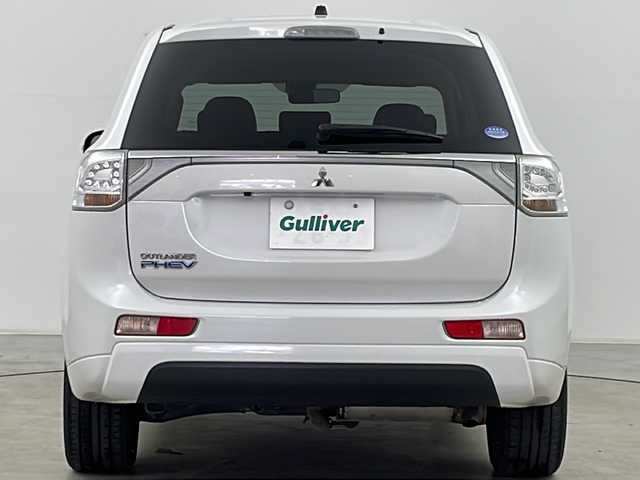 三菱 アウトランダー ＰＨＥＶ G プレミアムパッケージ 道央・札幌 2013(平25)年 3.3万km サラエボホワイト ・４ＷＤ/・純正ナビ＆ＴＶ＆ＢＴ＆ＤＶＤ＆ＣＤ/・ロックフォードサウンドシステム/・バックモニター/・寒冷地仕様/・ＦＣＭ/・ＬＤＷ/・横滑り防止装置/・レーダークルーズコントロール/・パドルシフト/・パワーバックドア/・レザーシート/・前席シートヒーター/・運転席パワーシート/・ＥＴＣ/・オートライト/・キセノンヘッドライト/・フォグランプ/・ドアミラーヒーター/・ドアミラーウィンカー/・２００Ｖ用充電ケーブル積込/・冬タイヤ社外１８インチアルミ付き積込