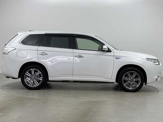 三菱 アウトランダー ＰＨＥＶ G プレミアムパッケージ 道央・札幌 2013(平25)年 3.3万km サラエボホワイト ・４ＷＤ/・純正ナビ＆ＴＶ＆ＢＴ＆ＤＶＤ＆ＣＤ/・ロックフォードサウンドシステム/・バックモニター/・寒冷地仕様/・ＦＣＭ/・ＬＤＷ/・横滑り防止装置/・レーダークルーズコントロール/・パドルシフト/・パワーバックドア/・レザーシート/・前席シートヒーター/・運転席パワーシート/・ＥＴＣ/・オートライト/・キセノンヘッドライト/・フォグランプ/・ドアミラーヒーター/・ドアミラーウィンカー/・２００Ｖ用充電ケーブル積込/・冬タイヤ社外１８インチアルミ付き積込