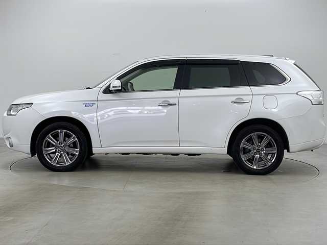 三菱 アウトランダー ＰＨＥＶ G プレミアムパッケージ 道央・札幌 2013(平25)年 3.3万km サラエボホワイト ・４ＷＤ/・純正ナビ＆ＴＶ＆ＢＴ＆ＤＶＤ＆ＣＤ/・ロックフォードサウンドシステム/・バックモニター/・寒冷地仕様/・ＦＣＭ/・ＬＤＷ/・横滑り防止装置/・レーダークルーズコントロール/・パドルシフト/・パワーバックドア/・レザーシート/・前席シートヒーター/・運転席パワーシート/・ＥＴＣ/・オートライト/・キセノンヘッドライト/・フォグランプ/・ドアミラーヒーター/・ドアミラーウィンカー/・２００Ｖ用充電ケーブル積込/・冬タイヤ社外１８インチアルミ付き積込