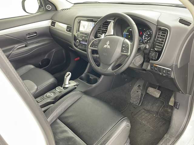 三菱 アウトランダー ＰＨＥＶ G プレミアムパッケージ 道央・札幌 2013(平25)年 3.3万km サラエボホワイト ・４ＷＤ/・純正ナビ＆ＴＶ＆ＢＴ＆ＤＶＤ＆ＣＤ/・ロックフォードサウンドシステム/・バックモニター/・寒冷地仕様/・ＦＣＭ/・ＬＤＷ/・横滑り防止装置/・レーダークルーズコントロール/・パドルシフト/・パワーバックドア/・レザーシート/・前席シートヒーター/・運転席パワーシート/・ＥＴＣ/・オートライト/・キセノンヘッドライト/・フォグランプ/・ドアミラーヒーター/・ドアミラーウィンカー/・２００Ｖ用充電ケーブル積込/・冬タイヤ社外１８インチアルミ付き積込