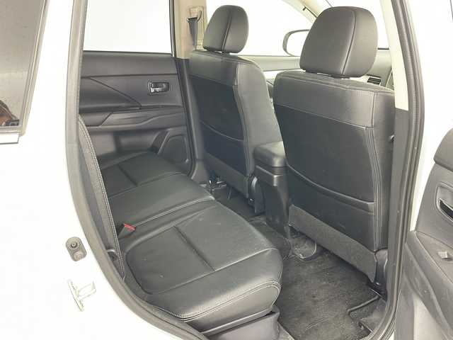 三菱 アウトランダー ＰＨＥＶ G プレミアムパッケージ 道央・札幌 2013(平25)年 3.3万km サラエボホワイト ・４ＷＤ/・純正ナビ＆ＴＶ＆ＢＴ＆ＤＶＤ＆ＣＤ/・ロックフォードサウンドシステム/・バックモニター/・寒冷地仕様/・ＦＣＭ/・ＬＤＷ/・横滑り防止装置/・レーダークルーズコントロール/・パドルシフト/・パワーバックドア/・レザーシート/・前席シートヒーター/・運転席パワーシート/・ＥＴＣ/・オートライト/・キセノンヘッドライト/・フォグランプ/・ドアミラーヒーター/・ドアミラーウィンカー/・２００Ｖ用充電ケーブル積込/・冬タイヤ社外１８インチアルミ付き積込