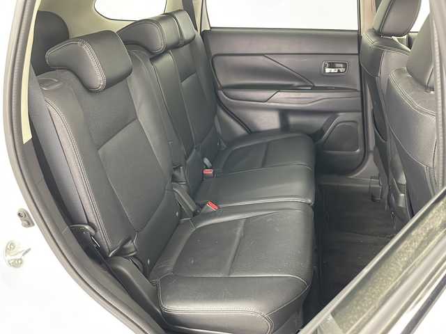 三菱 アウトランダー ＰＨＥＶ G プレミアムパッケージ 道央・札幌 2013(平25)年 3.3万km サラエボホワイト ・４ＷＤ/・純正ナビ＆ＴＶ＆ＢＴ＆ＤＶＤ＆ＣＤ/・ロックフォードサウンドシステム/・バックモニター/・寒冷地仕様/・ＦＣＭ/・ＬＤＷ/・横滑り防止装置/・レーダークルーズコントロール/・パドルシフト/・パワーバックドア/・レザーシート/・前席シートヒーター/・運転席パワーシート/・ＥＴＣ/・オートライト/・キセノンヘッドライト/・フォグランプ/・ドアミラーヒーター/・ドアミラーウィンカー/・２００Ｖ用充電ケーブル積込/・冬タイヤ社外１８インチアルミ付き積込