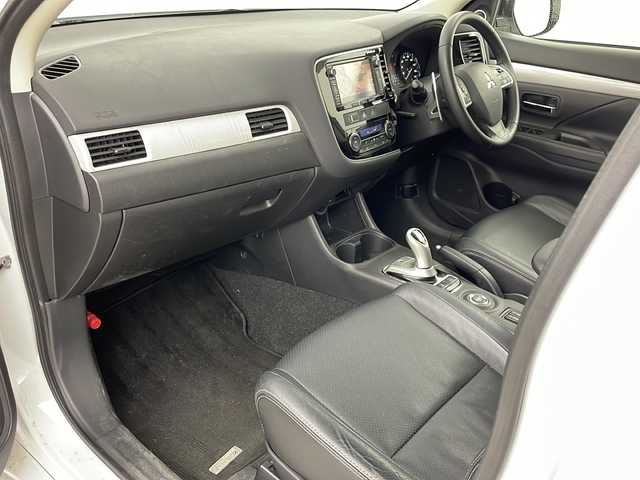 三菱 アウトランダー ＰＨＥＶ G プレミアムパッケージ 道央・札幌 2013(平25)年 3.3万km サラエボホワイト ・４ＷＤ/・純正ナビ＆ＴＶ＆ＢＴ＆ＤＶＤ＆ＣＤ/・ロックフォードサウンドシステム/・バックモニター/・寒冷地仕様/・ＦＣＭ/・ＬＤＷ/・横滑り防止装置/・レーダークルーズコントロール/・パドルシフト/・パワーバックドア/・レザーシート/・前席シートヒーター/・運転席パワーシート/・ＥＴＣ/・オートライト/・キセノンヘッドライト/・フォグランプ/・ドアミラーヒーター/・ドアミラーウィンカー/・２００Ｖ用充電ケーブル積込/・冬タイヤ社外１８インチアルミ付き積込
