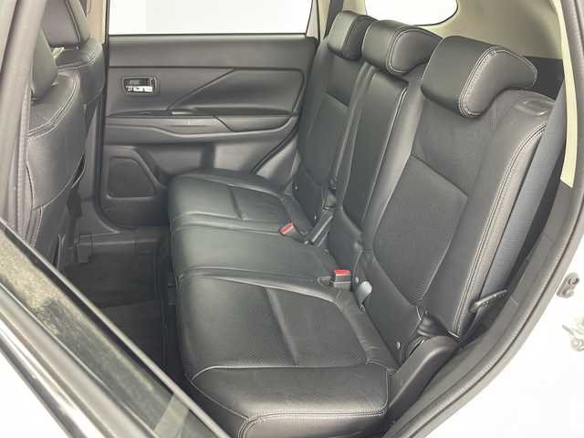三菱 アウトランダー ＰＨＥＶ G プレミアムパッケージ 道央・札幌 2013(平25)年 3.3万km サラエボホワイト ・４ＷＤ/・純正ナビ＆ＴＶ＆ＢＴ＆ＤＶＤ＆ＣＤ/・ロックフォードサウンドシステム/・バックモニター/・寒冷地仕様/・ＦＣＭ/・ＬＤＷ/・横滑り防止装置/・レーダークルーズコントロール/・パドルシフト/・パワーバックドア/・レザーシート/・前席シートヒーター/・運転席パワーシート/・ＥＴＣ/・オートライト/・キセノンヘッドライト/・フォグランプ/・ドアミラーヒーター/・ドアミラーウィンカー/・２００Ｖ用充電ケーブル積込/・冬タイヤ社外１８インチアルミ付き積込