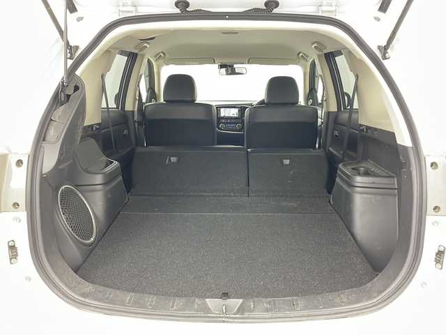 三菱 アウトランダー ＰＨＥＶ G プレミアムパッケージ 道央・札幌 2013(平25)年 3.3万km サラエボホワイト ・４ＷＤ/・純正ナビ＆ＴＶ＆ＢＴ＆ＤＶＤ＆ＣＤ/・ロックフォードサウンドシステム/・バックモニター/・寒冷地仕様/・ＦＣＭ/・ＬＤＷ/・横滑り防止装置/・レーダークルーズコントロール/・パドルシフト/・パワーバックドア/・レザーシート/・前席シートヒーター/・運転席パワーシート/・ＥＴＣ/・オートライト/・キセノンヘッドライト/・フォグランプ/・ドアミラーヒーター/・ドアミラーウィンカー/・２００Ｖ用充電ケーブル積込/・冬タイヤ社外１８インチアルミ付き積込