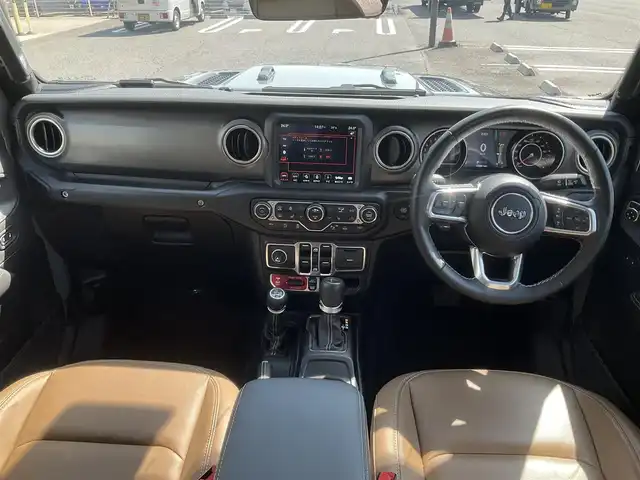 クライスラー・ジープ ジープ グラディエーター ルビコン 滋賀県 2022(令4)年 1.4万km グレー 車検7年10月まで/社外フロント/リアバンパー/フロントショートフェンダー/ナンバー移設キット/ヒッチメンバー、/純正FOXショック/フロント/リアパーク・アシスト/ブラインドスポットモニター/クルーズコントロール/純正8.4インチディスプレイ/Bluetooth、フルセグテレビ/フロント/サイド/バックカメラ/ETC2.0/ダークサドル革シート/前席シートヒーター/ステアリングヒーター/メゾット17インチホイー/LEDヘッドライト/LEDフォグランプ/スペアキー有り/取扱説明書、保証書