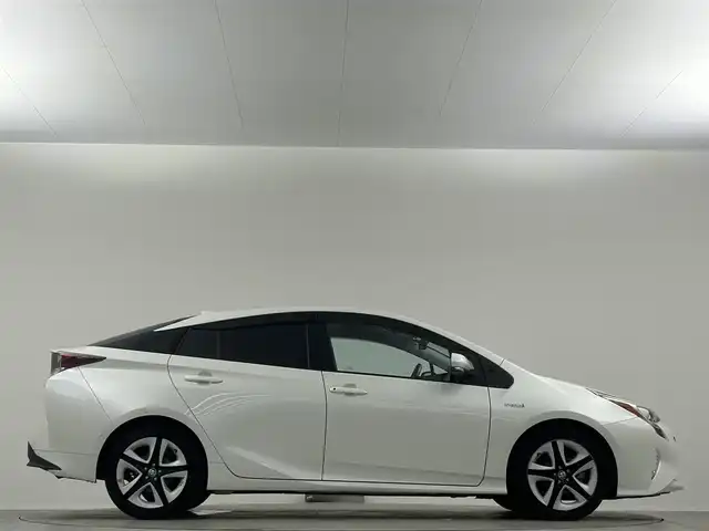 トヨタ プリウス A ツーリングセレクション 埼玉県 2016(平28)年 8.4万km ホワイトパールクリスタルシャイン 純正９型ナビ　シートヒーター　ＢＳＭ　ＨＵＤ　バックカメラ　クルコン　コーナーセンサー　ビルドインＥＴＣ　オートライト　ＬＥＤライト　衝突軽減装置　フルセグ　メモリーナビ　レーンアシスト