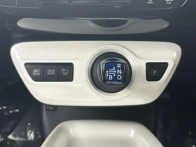 トヨタ プリウス A ツーリングセレクション 埼玉県 2016(平28)年 8.4万km ホワイトパールクリスタルシャイン 純正９型ナビ　シートヒーター　ＢＳＭ　ＨＵＤ　バックカメラ　クルコン　コーナーセンサー　ビルドインＥＴＣ　オートライト　ＬＥＤライト　衝突軽減装置　フルセグ　メモリーナビ　レーンアシスト
