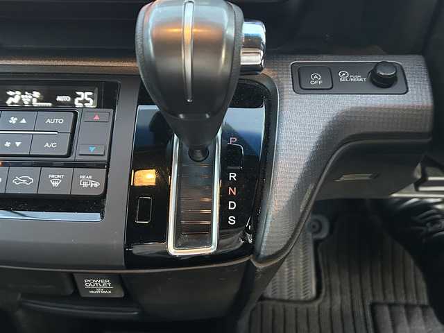 ホンダ ステップワゴン スパーダ 愛知県 2016(平28)年 8.4万km ホワイトオーキッドパール 純正ナビ/（FM/AM/CD/DVD/SD/BT)/フルセグTV/バックカメラ/ドライブレコーダー/ETC/両側パワースライドドア/純正16インチAW/LEDヘッドライト/フォグランプ/スマートキー/スペアキー/ステアリングスィッチ/ドアバイザー/フロアマット