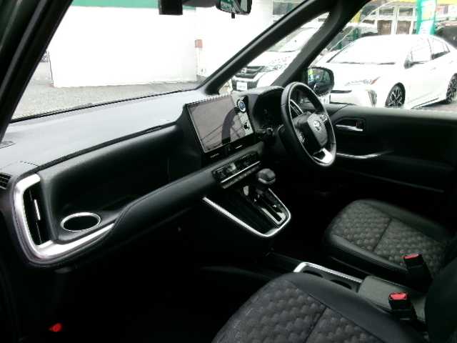 トヨタ ヴォクシー ハイブリッド S－Z 岡山県 2023(令5)年 3.5万km アティチュードブラックマイカ 【 Toyota Safety Sense 】/・LDA/・PCS/・RSA/・AHB/・PDA/PKSB/オートライト/レーダークルーズコントロール/モデリスタエアロ/ディスプレイオーディオプラス/車載メモリーナビ/14型有機ELフリップダウンモニター/バックカメラ/DVD再生可能/AppleCarPlay/AndroidAuto/Bluetooth/HDMI/AC100V/USB（前席・2ｎｄシート）/DVDデッキ/パワーバックドア/両側パワースライドドア/ハンズフリーデュアルパワースライドドア/ユニバーサルステップ/ハーフレザーシート/シートヒーター（D/N/2ｎｄシート）/純正ドライブレコーダー（フロント・リア）/2.0対応ビルトインETC/純正フロアマット/純正17AW/スマートキー2個