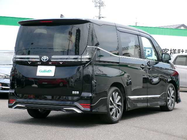 トヨタ ヴォクシー ハイブリッド S－Z 岡山県 2023(令5)年 3.5万km アティチュードブラックマイカ 【 Toyota Safety Sense 】/・LDA/・PCS/・RSA/・AHB/・PDA/PKSB/オートライト/レーダークルーズコントロール/モデリスタエアロ/ディスプレイオーディオプラス/車載メモリーナビ/14型有機ELフリップダウンモニター/バックカメラ/DVD再生可能/AppleCarPlay/AndroidAuto/Bluetooth/HDMI/AC100V/USB（前席・2ｎｄシート）/DVDデッキ/パワーバックドア/両側パワースライドドア/ハンズフリーデュアルパワースライドドア/ユニバーサルステップ/ハーフレザーシート/シートヒーター（D/N/2ｎｄシート）/純正ドライブレコーダー（フロント・リア）/2.0対応ビルトインETC/純正フロアマット/純正17AW/スマートキー2個