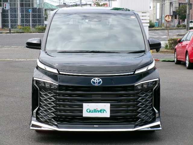トヨタ ヴォクシー ハイブリッド S－Z 岡山県 2023(令5)年 3.5万km アティチュードブラックマイカ 【 Toyota Safety Sense 】/・LDA/・PCS/・RSA/・AHB/・PDA/PKSB/オートライト/レーダークルーズコントロール/モデリスタエアロ/ディスプレイオーディオプラス/車載メモリーナビ/14型有機ELフリップダウンモニター/バックカメラ/DVD再生可能/AppleCarPlay/AndroidAuto/Bluetooth/HDMI/AC100V/USB（前席・2ｎｄシート）/DVDデッキ/パワーバックドア/両側パワースライドドア/ハンズフリーデュアルパワースライドドア/ユニバーサルステップ/ハーフレザーシート/シートヒーター（D/N/2ｎｄシート）/純正ドライブレコーダー（フロント・リア）/2.0対応ビルトインETC/純正フロアマット/純正17AW/スマートキー2個