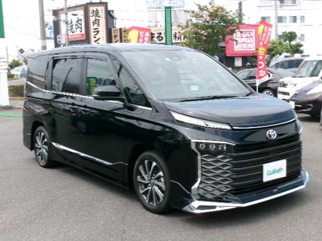 トヨタ ヴォクシー ハイブリッド S－Z 岡山県 2023(令5)年 3.5万km アティチュードブラックマイカ 【 Toyota Safety Sense 】/・LDA/・PCS/・RSA/・AHB/・PDA/PKSB/オートライト/レーダークルーズコントロール/モデリスタエアロ/ディスプレイオーディオプラス/車載メモリーナビ/14型有機ELフリップダウンモニター/バックカメラ/DVD再生可能/AppleCarPlay/AndroidAuto/Bluetooth/HDMI/AC100V/USB（前席・2ｎｄシート）/DVDデッキ/パワーバックドア/両側パワースライドドア/ハンズフリーデュアルパワースライドドア/ユニバーサルステップ/ハーフレザーシート/シートヒーター（D/N/2ｎｄシート）/純正ドライブレコーダー（フロント・リア）/2.0対応ビルトインETC/純正フロアマット/純正17AW/スマートキー2個