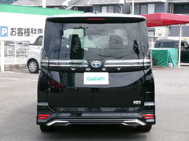 トヨタ ヴォクシー ハイブリッド S－Z 岡山県 2023(令5)年 3.5万km アティチュードブラックマイカ 【 Toyota Safety Sense 】/・LDA/・PCS/・RSA/・AHB/・PDA/PKSB/オートライト/レーダークルーズコントロール/モデリスタエアロ/ディスプレイオーディオプラス/車載メモリーナビ/14型有機ELフリップダウンモニター/バックカメラ/DVD再生可能/AppleCarPlay/AndroidAuto/Bluetooth/HDMI/AC100V/USB（前席・2ｎｄシート）/DVDデッキ/パワーバックドア/両側パワースライドドア/ハンズフリーデュアルパワースライドドア/ユニバーサルステップ/ハーフレザーシート/シートヒーター（D/N/2ｎｄシート）/純正ドライブレコーダー（フロント・リア）/2.0対応ビルトインETC/純正フロアマット/純正17AW/スマートキー2個