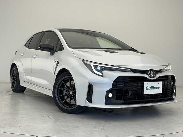 トヨタ ＧＲカローラ RZ 沖縄県 2024(令6)年 0.6万km プラチナホワイトパールマイカ 純正ディスプレイオーディオ/（フルセグTV　Ｂｌｕｅｔｏｏｔｈ接続）/バックカメラ/ビルトインＥＴＣ/ドライブレコーダー/トヨタセーフティセンス/・衝突被害軽減ブレーキ (プリクラッシュセーフティ)																									/・ハンドル操作サポート (レーントレーシングアシスト)																									/・追従ドライブ支援機能 (レーダークルーズコントロール)																									/・車線はみ出しアラート (レーンディパーチャーアラート)																									/・自動ハイビーム (オートマチックハイビーム)																									/ハーフレザーシート/４ＷＤ/ステアリングスイッチ/カーボンルーフ/スマートキー/スペアキー/プッシュスタート/純正フロアマット/純正18インチアルミホイール/LEDヘッドライト/オートライト/保証書/取扱説明書