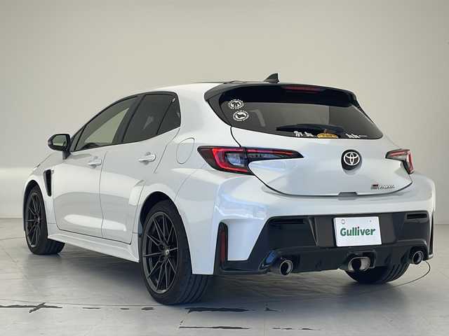 トヨタ ＧＲカローラ RZ 沖縄県 2024(令6)年 0.6万km プラチナホワイトパールマイカ 純正ディスプレイオーディオ/（フルセグTV　Ｂｌｕｅｔｏｏｔｈ接続）/バックカメラ/ビルトインＥＴＣ/ドライブレコーダー/トヨタセーフティセンス/・衝突被害軽減ブレーキ (プリクラッシュセーフティ)																									/・ハンドル操作サポート (レーントレーシングアシスト)																									/・追従ドライブ支援機能 (レーダークルーズコントロール)																									/・車線はみ出しアラート (レーンディパーチャーアラート)																									/・自動ハイビーム (オートマチックハイビーム)																									/ハーフレザーシート/４ＷＤ/ステアリングスイッチ/カーボンルーフ/スマートキー/スペアキー/プッシュスタート/純正フロアマット/純正18インチアルミホイール/LEDヘッドライト/オートライト/保証書/取扱説明書
