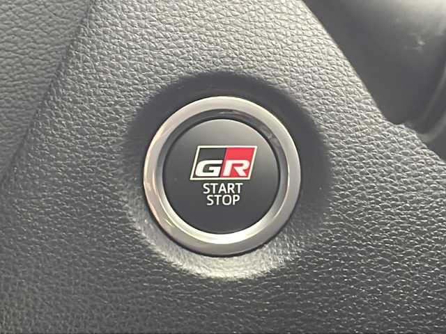 トヨタ ＧＲカローラ RZ 沖縄県 2024(令6)年 0.6万km プラチナホワイトパールマイカ 純正ディスプレイオーディオ/（フルセグTV　Ｂｌｕｅｔｏｏｔｈ接続）/バックカメラ/ビルトインＥＴＣ/ドライブレコーダー/トヨタセーフティセンス/・衝突被害軽減ブレーキ (プリクラッシュセーフティ)																									/・ハンドル操作サポート (レーントレーシングアシスト)																									/・追従ドライブ支援機能 (レーダークルーズコントロール)																									/・車線はみ出しアラート (レーンディパーチャーアラート)																									/・自動ハイビーム (オートマチックハイビーム)																									/ハーフレザーシート/４ＷＤ/ステアリングスイッチ/カーボンルーフ/スマートキー/スペアキー/プッシュスタート/純正フロアマット/純正18インチアルミホイール/LEDヘッドライト/オートライト/保証書/取扱説明書