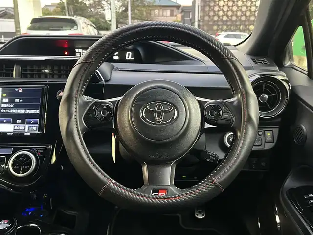 トヨタ アクア G GRスポーツ 17インチPKG 愛知県 2018(平30)年 7万km ブラックマイカ 純正SDナビ(FM/AM/CD/DVD/BT/フルセグ)/プリクラッシュセーフティー/レーンディーパーチャーアラート/先行車発進/バックカメラ/GRキャリパー/ハーフレザーシート/LEDヘッドライト/フォグランプ/純正AW17インチ/電動格納ミラー/純正フロアマット/ETC/プッシュスタート/スマートキー・スペアキー１本/ステアリングリモコン/ハンズフリー/ABS/取扱説明書・保証書