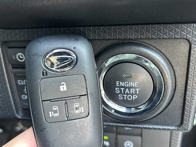 ダイハツ タント カスタム X 千葉県 2023(令5)年 0.9万km ブラックマイカメタリック ワンオーナー/スマートアシスト/・衝突回避支援ブレーキ機能/・衝突警報機能/・ブレーキ制御付誤発進抑制機能/・車線逸脱抑制制御機能/・車線逸脱警報機能/・路側逸脱警報機能/・ふらつき警報/・先行車発進お知らせ機能/・標識認識機能/・ADB（アダプティブドライビングビーム）/・サイドビューランプ/純正メモリナビ【NMZL-W73D】/フルセグTV/DVD/CD/Bluetooth/ステアリングスイッチ/アラウンドビューモニター/バックカメラ/ハーフレザーシート/・前席シートヒーター/アイドリングストップ/横滑り防止装置/電動格納ミラー/オートライト/LEDヘッドライト/LEDフォグ/純正14インチアルミホイール/取扱説明書/保証書