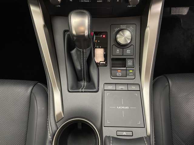 レクサス ＮＸ 300h バージョンL 長野県 2020(令2)年 5.4万km ソニックチタニウム ４WD/純正ナビ/BT／フルセグ／ラジオ／Miracast/置くだけ充電/ヘッドアップディスプレイ/ステアリングヒーター/エンジンスターター/リアフォグランプ/パドルシフト