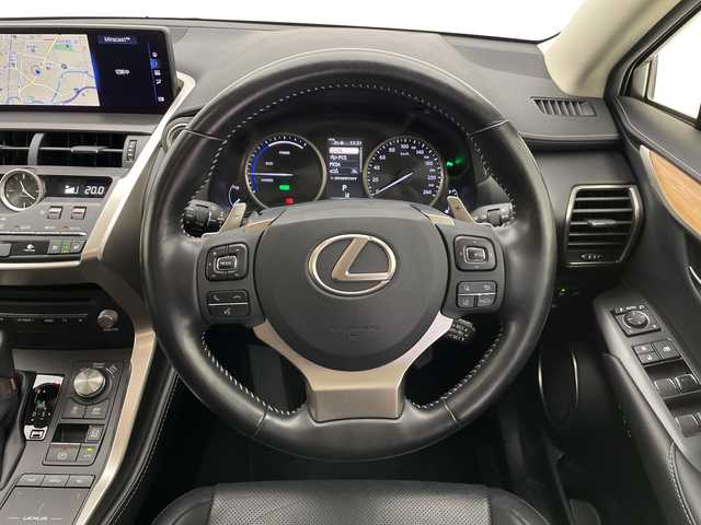 レクサス ＮＸ 300h バージョンL 長野県 2020(令2)年 5.4万km ソニックチタニウム ４WD/純正ナビ/BT／フルセグ／ラジオ／Miracast/置くだけ充電/ヘッドアップディスプレイ/ステアリングヒーター/エンジンスターター/リアフォグランプ/パドルシフト