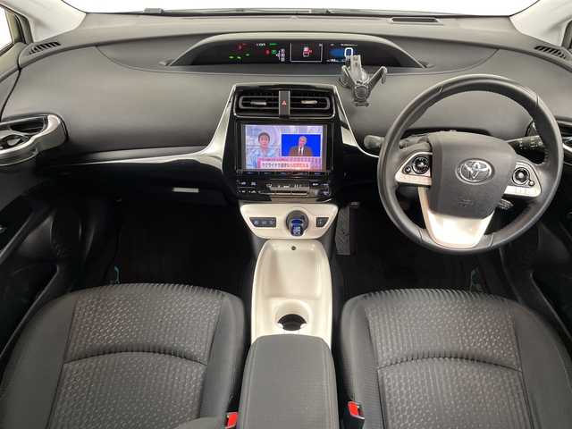 トヨタ プリウス A 道央・札幌 2016(平28)年 3.9万km ホワイトパールクリスタルシャイン ・4WD/寒冷地仕様/・トヨタセーフティセンス/・プリクラッシュセーフティ/・レーダークルーズコントロール/・純正9インチディーラーOPナビ　/・フルセグ.BT/DVD.CD.SD/・バックカメラ/・パーキングアシスト/・ワイパーデアイサー/・HUD/コーナーセンサー/・ブラインドスポットモニター/・オートマチックハイビーム/・前方ドライブレコーダー/・夏タイヤAW積込/・スマートキー×2/・横滑り防止装置/・レーンキープアシスト