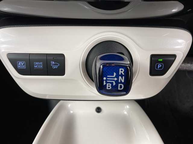 トヨタ プリウス A 道央・札幌 2016(平28)年 3.9万km ホワイトパールクリスタルシャイン ・4WD/寒冷地仕様/・トヨタセーフティセンス/・プリクラッシュセーフティ/・レーダークルーズコントロール/・純正9インチディーラーOPナビ　/・フルセグ.BT/DVD.CD.SD/・バックカメラ/・パーキングアシスト/・ワイパーデアイサー/・HUD/コーナーセンサー/・ブラインドスポットモニター/・オートマチックハイビーム/・前方ドライブレコーダー/・夏タイヤAW積込/・スマートキー×2/・横滑り防止装置/・レーンキープアシスト