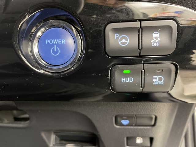 トヨタ プリウス A 道央・札幌 2016(平28)年 3.9万km ホワイトパールクリスタルシャイン ・4WD/寒冷地仕様/・トヨタセーフティセンス/・プリクラッシュセーフティ/・レーダークルーズコントロール/・純正9インチディーラーOPナビ　/・フルセグ.BT/DVD.CD.SD/・バックカメラ/・パーキングアシスト/・ワイパーデアイサー/・HUD/コーナーセンサー/・ブラインドスポットモニター/・オートマチックハイビーム/・前方ドライブレコーダー/・夏タイヤAW積込/・スマートキー×2/・横滑り防止装置/・レーンキープアシスト