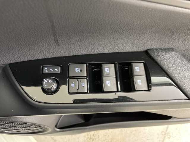 トヨタ プリウス A 道央・札幌 2016(平28)年 3.9万km ホワイトパールクリスタルシャイン ・4WD/寒冷地仕様/・トヨタセーフティセンス/・プリクラッシュセーフティ/・レーダークルーズコントロール/・純正9インチディーラーOPナビ　/・フルセグ.BT/DVD.CD.SD/・バックカメラ/・パーキングアシスト/・ワイパーデアイサー/・HUD/コーナーセンサー/・ブラインドスポットモニター/・オートマチックハイビーム/・前方ドライブレコーダー/・夏タイヤAW積込/・スマートキー×2/・横滑り防止装置/・レーンキープアシスト