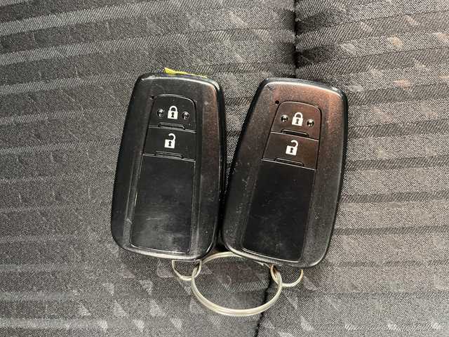 トヨタ プリウス A 道央・札幌 2016(平28)年 3.9万km ホワイトパールクリスタルシャイン ・4WD/寒冷地仕様/・トヨタセーフティセンス/・プリクラッシュセーフティ/・レーダークルーズコントロール/・純正9インチディーラーOPナビ　/・フルセグ.BT/DVD.CD.SD/・バックカメラ/・パーキングアシスト/・ワイパーデアイサー/・HUD/コーナーセンサー/・ブラインドスポットモニター/・オートマチックハイビーム/・前方ドライブレコーダー/・夏タイヤAW積込/・スマートキー×2/・横滑り防止装置/・レーンキープアシスト