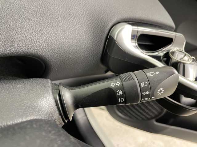 トヨタ プリウス A 道央・札幌 2016(平28)年 3.9万km ホワイトパールクリスタルシャイン ・4WD/寒冷地仕様/・トヨタセーフティセンス/・プリクラッシュセーフティ/・レーダークルーズコントロール/・純正9インチディーラーOPナビ　/・フルセグ.BT/DVD.CD.SD/・バックカメラ/・パーキングアシスト/・ワイパーデアイサー/・HUD/コーナーセンサー/・ブラインドスポットモニター/・オートマチックハイビーム/・前方ドライブレコーダー/・夏タイヤAW積込/・スマートキー×2/・横滑り防止装置/・レーンキープアシスト