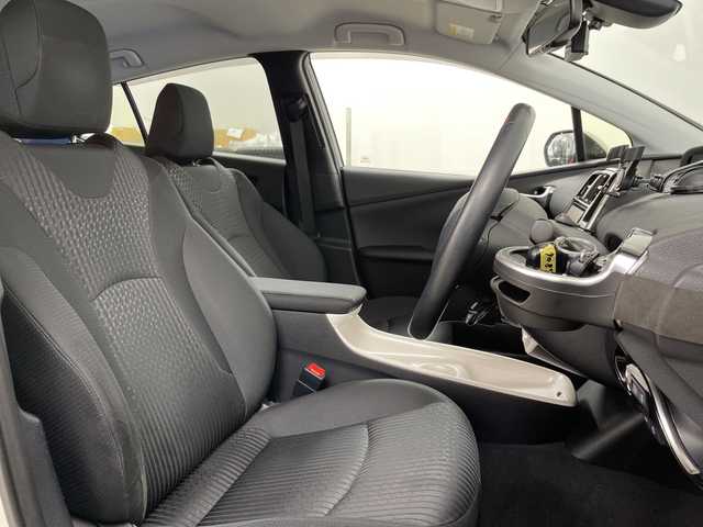 トヨタ プリウス A 道央・札幌 2016(平28)年 3.9万km ホワイトパールクリスタルシャイン ・4WD/寒冷地仕様/・トヨタセーフティセンス/・プリクラッシュセーフティ/・レーダークルーズコントロール/・純正9インチディーラーOPナビ　/・フルセグ.BT/DVD.CD.SD/・バックカメラ/・パーキングアシスト/・ワイパーデアイサー/・HUD/コーナーセンサー/・ブラインドスポットモニター/・オートマチックハイビーム/・前方ドライブレコーダー/・夏タイヤAW積込/・スマートキー×2/・横滑り防止装置/・レーンキープアシスト