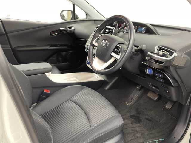 トヨタ プリウス A 道央・札幌 2016(平28)年 3.9万km ホワイトパールクリスタルシャイン ・4WD/寒冷地仕様/・トヨタセーフティセンス/・プリクラッシュセーフティ/・レーダークルーズコントロール/・純正9インチディーラーOPナビ　/・フルセグ.BT/DVD.CD.SD/・バックカメラ/・パーキングアシスト/・ワイパーデアイサー/・HUD/コーナーセンサー/・ブラインドスポットモニター/・オートマチックハイビーム/・前方ドライブレコーダー/・夏タイヤAW積込/・スマートキー×2/・横滑り防止装置/・レーンキープアシスト