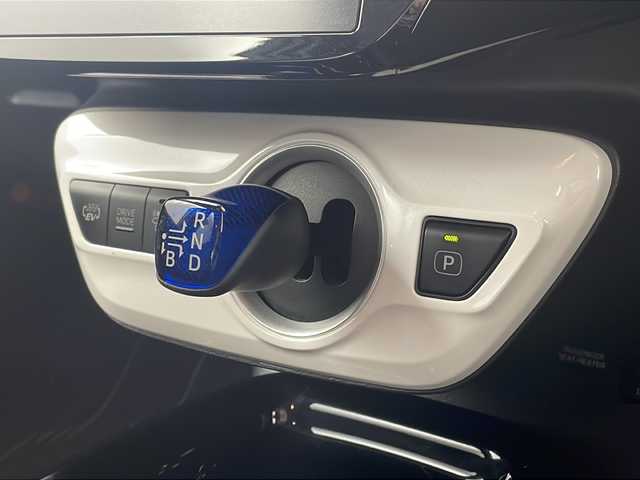 トヨタ プリウス ＰＨＶ A 栃木県 2017(平29)年 5万km スティールブロンドM 純正ナビ/(BT/iPod/AUX/USB)/フルセグテレビ/バックカメラ/横滑り防止装置/クルーズコントロール/レーンキープアシスト/クリアランスソナー/ブラインドスポットモニター/プリクラッシュ/プッシュスタート/前席シートヒーター/オートライト/オートマチックハイビーム/純正15インチAW/ステアリングヒーター/純正LEDヘッドライト/ビルトインETC2.0/純正フロアマット/ステアリングリモコン/革巻きステアリング/スペアキー