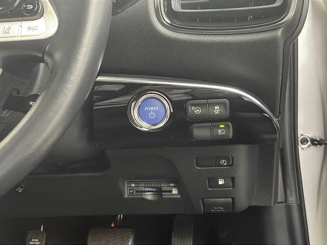 トヨタ プリウス ＰＨＶ A 栃木県 2017(平29)年 5万km スティールブロンドM 純正ナビ/(BT/iPod/AUX/USB)/フルセグテレビ/バックカメラ/横滑り防止装置/クルーズコントロール/レーンキープアシスト/クリアランスソナー/ブラインドスポットモニター/プリクラッシュ/プッシュスタート/前席シートヒーター/オートライト/オートマチックハイビーム/純正15インチAW/ステアリングヒーター/純正LEDヘッドライト/ビルトインETC2.0/純正フロアマット/ステアリングリモコン/革巻きステアリング/スペアキー
