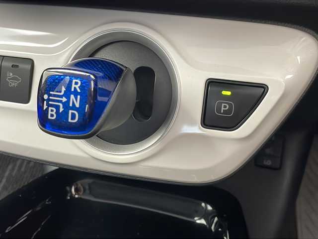トヨタ プリウス ＰＨＶ A 千葉県 2017(平29)年 5万km スティールブロンドM 純正ナビ/　Bluetooth/フルセグTV/トヨタセーフティセンス/レーダークルーズコントロール/レーンキープアシスト/衝突軽減ブレーキ/クリアランスソナー/ブラインドスポットモニター/オートハイビーム/パーキングアシスト/前席シートヒーター/ステアリングヒーター/ビルトインETC2.0/前方ドラレコ/LEDライト/フォグランプ/フロアマット