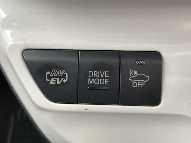 トヨタ プリウス ＰＨＶ A 千葉県 2017(平29)年 5万km スティールブロンドM 純正ナビ/　Bluetooth/フルセグTV/トヨタセーフティセンス/レーダークルーズコントロール/レーンキープアシスト/衝突軽減ブレーキ/クリアランスソナー/ブラインドスポットモニター/オートハイビーム/パーキングアシスト/前席シートヒーター/ステアリングヒーター/ビルトインETC2.0/前方ドラレコ/LEDライト/フォグランプ/フロアマット