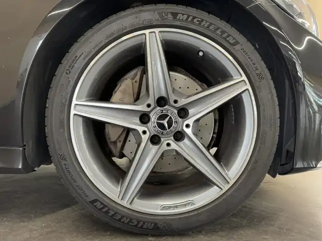 メルセデス・ベンツ Ｃ１８０ ステーションW ローレウスED 三重県 2018(平30)年 3.9万km オブシディアンブラック ガソリン・ターボ/FR/MTモード付コラム9AT/純正 8.4インチナビ/（FM/AM/TV/Bluetooth/SD/MSV/USBx2）/リヤビューカメラ/ドラレコ 前方/ETC2.0/安全/【OP】レーダーセーフティパッケージ/●アクティブブレーキアシスト（歩行者検知機能付：自動緊急ブレーキ）/●リアCPA（被害軽減ブレーキ付後方衝突警告システム）/●PRE-SAFE（事故予防と衝突時の被害軽減）/●アクティブレーンキーピングアシスト/●アクティブブラインドスポットアシスト/●ディスタンスパイロット・ディストロニック（渋滞走行対応自動追従型クルコン）/●ステアリングパイロット（ステアリング操作アシスト）/・パークトロニック（クリアランスソナー）/・パーキングパイロット（縦列・並列駐車支援）/装備/・パノラミックスライディングルーフ/・ルーフレール/・ARTICOレザーシート（合皮）/・オートトランク/・メモリー付パワーシート（D10way）＆4wayパワーシート（N）/・シートヒーター（D/N）/・オートライト/・LEDヘッドライト/・パドルシフト/・AMG 18inAW/・キーレスゴー（プッシュスタート&スマートキー）