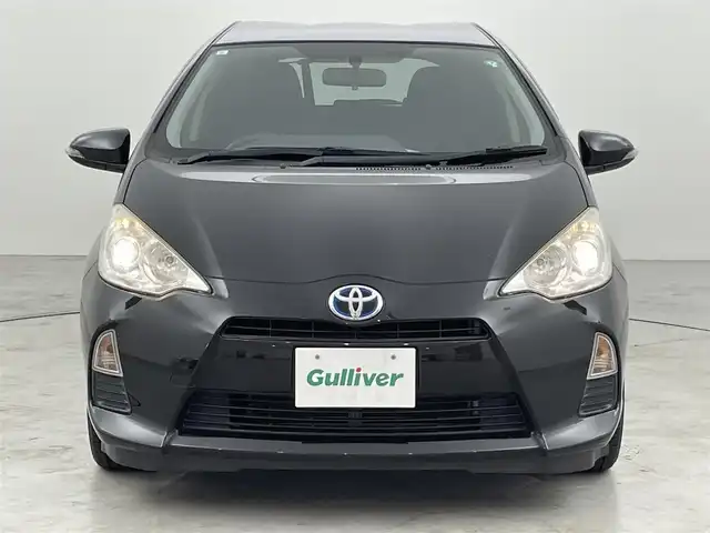 トヨタ アクア S 福岡県 2013(平25)年 10.3万km ブラックマイカ 社外ナビ（ＣＤ，ＤＶＤ，Ｂｌｕｅｔｏｏｔｈ，フルセグＴＶ）　/ＥＴＣ　/エンジンプッシュスタート　/スペアキー　/電動格納式ドアミラー　/ＥＣＯモード　/ＥＶモード　/純正フロアマット　/ドアバイザー　/オートライト