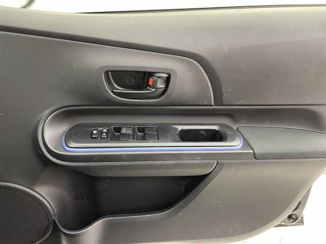 トヨタ アクア S 福岡県 2013(平25)年 10.3万km ブラックマイカ 社外ナビ（ＣＤ，ＤＶＤ，Ｂｌｕｅｔｏｏｔｈ，フルセグＴＶ）　/ＥＴＣ　/エンジンプッシュスタート　/スペアキー　/電動格納式ドアミラー　/ＥＣＯモード　/ＥＶモード　/純正フロアマット　/ドアバイザー　/オートライト