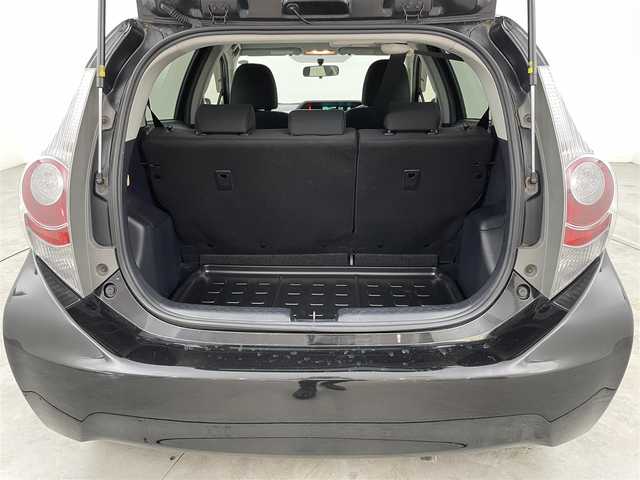 トヨタ アクア S 福岡県 2013(平25)年 10.3万km ブラックマイカ 社外ナビ（ＣＤ，ＤＶＤ，Ｂｌｕｅｔｏｏｔｈ，フルセグＴＶ）　/ＥＴＣ　/エンジンプッシュスタート　/スペアキー　/電動格納式ドアミラー　/ＥＣＯモード　/ＥＶモード　/純正フロアマット　/ドアバイザー　/オートライト