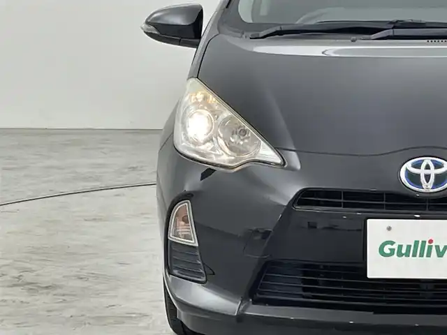 トヨタ アクア S 福岡県 2013(平25)年 10.3万km ブラックマイカ 社外ナビ（ＣＤ，ＤＶＤ，Ｂｌｕｅｔｏｏｔｈ，フルセグＴＶ）　/ＥＴＣ　/エンジンプッシュスタート　/スペアキー　/電動格納式ドアミラー　/ＥＣＯモード　/ＥＶモード　/純正フロアマット　/ドアバイザー　/オートライト