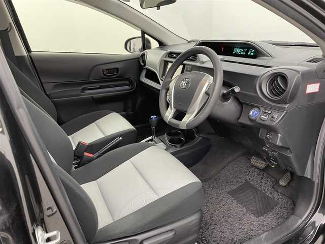 トヨタ アクア S 福岡県 2013(平25)年 10.3万km ブラックマイカ 社外ナビ（ＣＤ，ＤＶＤ，Ｂｌｕｅｔｏｏｔｈ，フルセグＴＶ）　/ＥＴＣ　/エンジンプッシュスタート　/スペアキー　/電動格納式ドアミラー　/ＥＣＯモード　/ＥＶモード　/純正フロアマット　/ドアバイザー　/オートライト