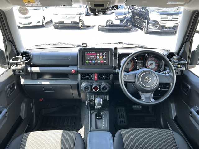 スズキ ジムニー XL 愛知県 2024(令6)年 2.2万km ミディアムグレー /禁煙ワンオーナー//4WD//ディスプレイオーディオ(ATOTO)BT/USB/YouTube//ミラー型前後ドライブレコーダー(JADO　T860-1)//ルーフキャリア(YAKIMA)//ヒッチカゴキャリア(CURT)//ETC//MTタイヤ(ヨコハマ　ジオランダー　185/85/R16)//シートヒーター//スペアスマートキー//LEDヘッドランプ//オートLEDヘッドライト//ヘッドライトレベライザー//フォグランプ//電動格納ミラー//アイドリングストップ//プリクラッシュ//横滑り防止装置//レーンキープアシスト//デフロック//ダウンヒルコントロール//トランスファーレバー//TPUフロアマット//TPUラゲージトレイ//ドリンクホルダー//LEDルームランプ//スペアタイヤカバー//取扱説明書