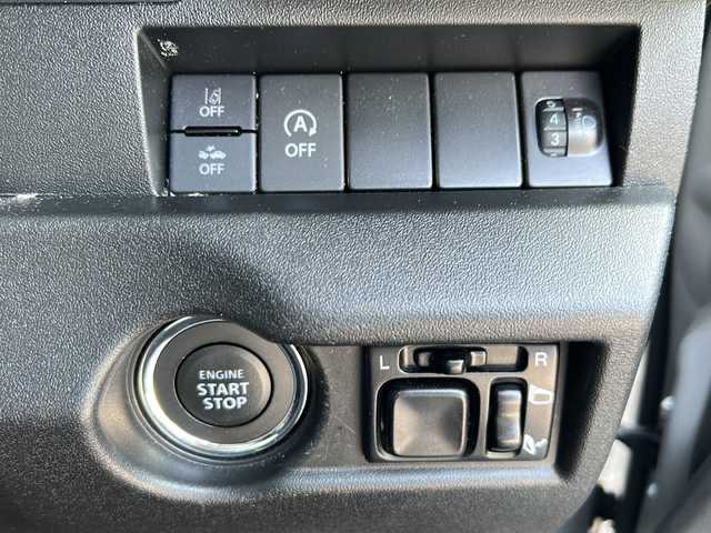スズキ ジムニー XL 愛知県 2024(令6)年 2.2万km ミディアムグレー /禁煙ワンオーナー//4WD//ディスプレイオーディオ(ATOTO)BT/USB/YouTube//ミラー型前後ドライブレコーダー(JADO　T860-1)//ルーフキャリア(YAKIMA)//ヒッチカゴキャリア(CURT)//ETC//MTタイヤ(ヨコハマ　ジオランダー　185/85/R16)//シートヒーター//スペアスマートキー//LEDヘッドランプ//オートLEDヘッドライト//ヘッドライトレベライザー//フォグランプ//電動格納ミラー//アイドリングストップ//プリクラッシュ//横滑り防止装置//レーンキープアシスト//デフロック//ダウンヒルコントロール//トランスファーレバー//TPUフロアマット//TPUラゲージトレイ//ドリンクホルダー//LEDルームランプ//スペアタイヤカバー//取扱説明書
