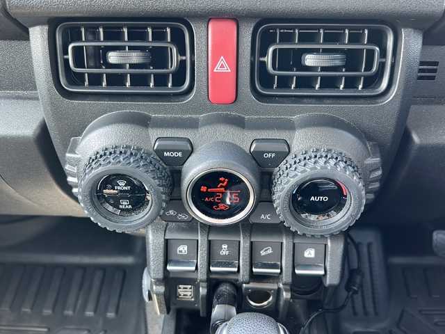 スズキ ジムニー XL 愛知県 2024(令6)年 2.2万km ミディアムグレー /禁煙ワンオーナー//4WD//ディスプレイオーディオ(ATOTO)BT/USB/YouTube//ミラー型前後ドライブレコーダー(JADO　T860-1)//ルーフキャリア(YAKIMA)//ヒッチカゴキャリア(CURT)//ETC//MTタイヤ(ヨコハマ　ジオランダー　185/85/R16)//シートヒーター//スペアスマートキー//LEDヘッドランプ//オートLEDヘッドライト//ヘッドライトレベライザー//フォグランプ//電動格納ミラー//アイドリングストップ//プリクラッシュ//横滑り防止装置//レーンキープアシスト//デフロック//ダウンヒルコントロール//トランスファーレバー//TPUフロアマット//TPUラゲージトレイ//ドリンクホルダー//LEDルームランプ//スペアタイヤカバー//取扱説明書