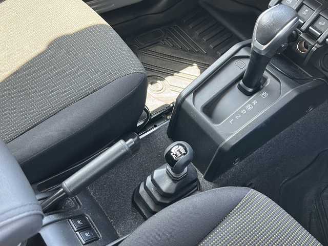 スズキ ジムニー XL 愛知県 2024(令6)年 2.2万km ミディアムグレー /禁煙ワンオーナー//4WD//ディスプレイオーディオ(ATOTO)BT/USB/YouTube//ミラー型前後ドライブレコーダー(JADO　T860-1)//ルーフキャリア(YAKIMA)//ヒッチカゴキャリア(CURT)//ETC//MTタイヤ(ヨコハマ　ジオランダー　185/85/R16)//シートヒーター//スペアスマートキー//LEDヘッドランプ//オートLEDヘッドライト//ヘッドライトレベライザー//フォグランプ//電動格納ミラー//アイドリングストップ//プリクラッシュ//横滑り防止装置//レーンキープアシスト//デフロック//ダウンヒルコントロール//トランスファーレバー//TPUフロアマット//TPUラゲージトレイ//ドリンクホルダー//LEDルームランプ//スペアタイヤカバー//取扱説明書
